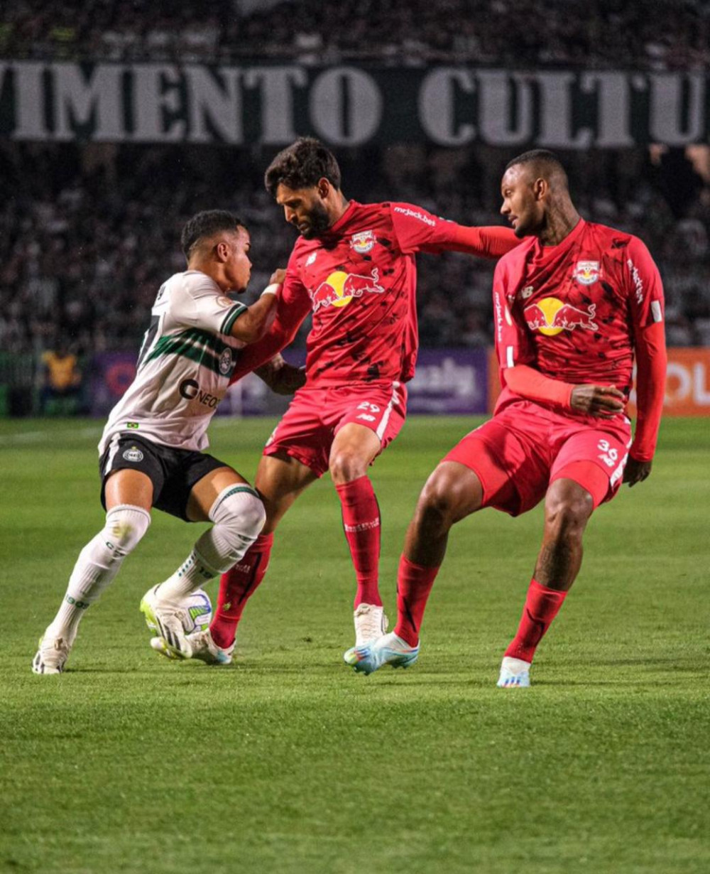Coritiba joga mal e perde para o Bragantino