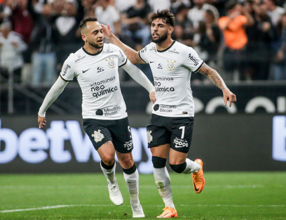 Corinthians enfrenta o Coritiba com uma sequência invicta de 10 jogos