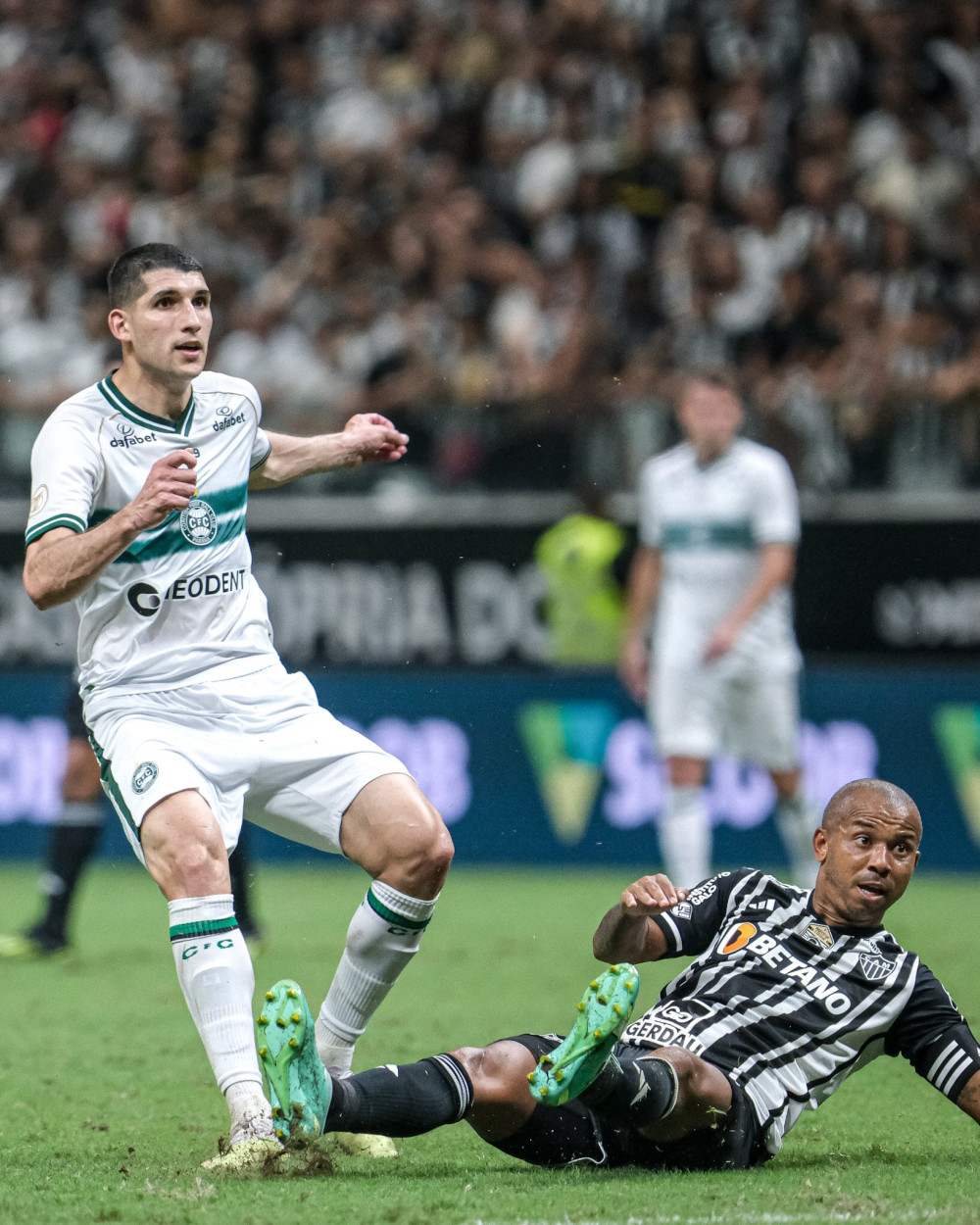 Coxa vence o Galo e segue firme na luta.