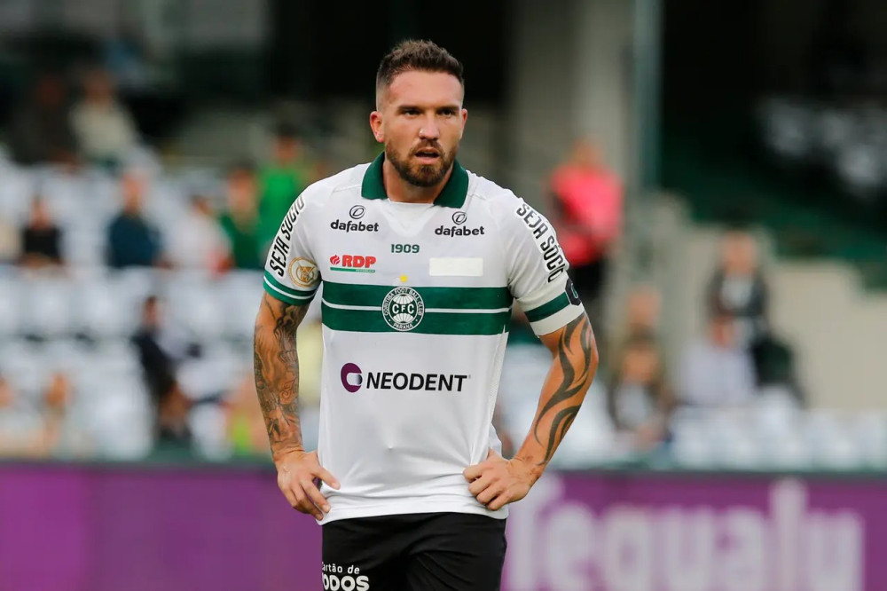 Willian Farias volta ao time do Coritiba na partida contra o Santos