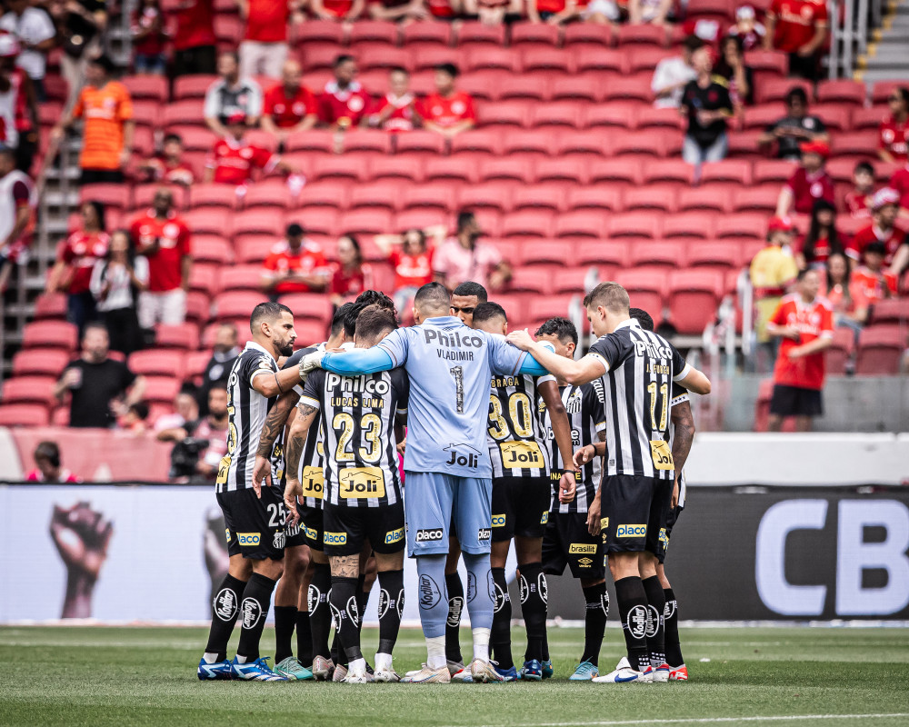 Vindo de uma goleada humilhante, Santos teme rebaixamento inédito.