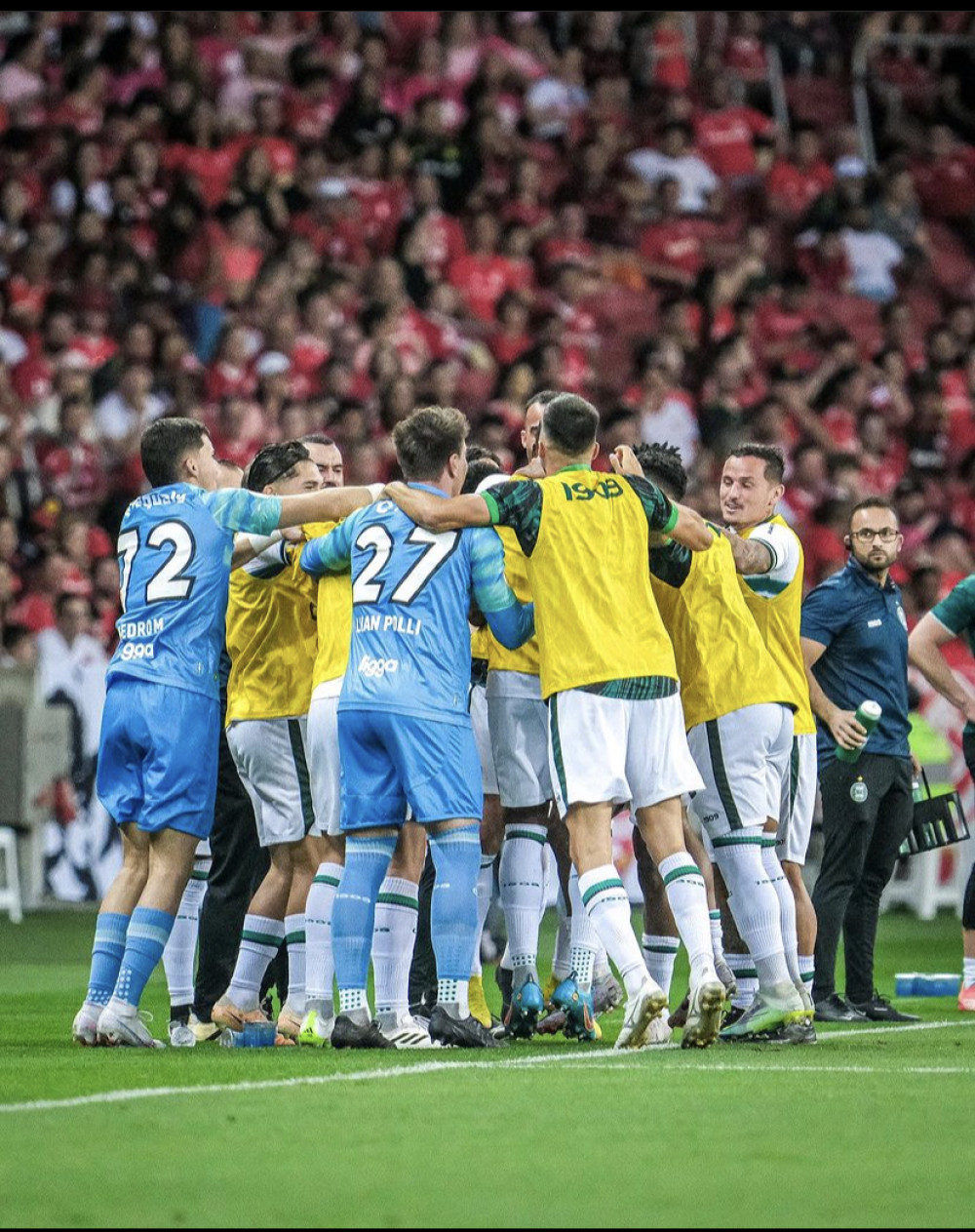 Em jogo maluco, Coritiba vence o Internacional