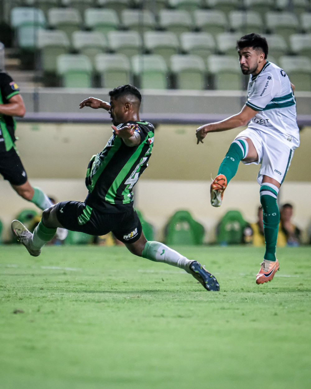 Em noite inspirada, Coritiba vence o América/MG.