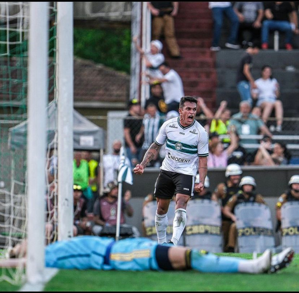 Em jogo marcado por invasão, Coritiba vence o Cruzeiro
