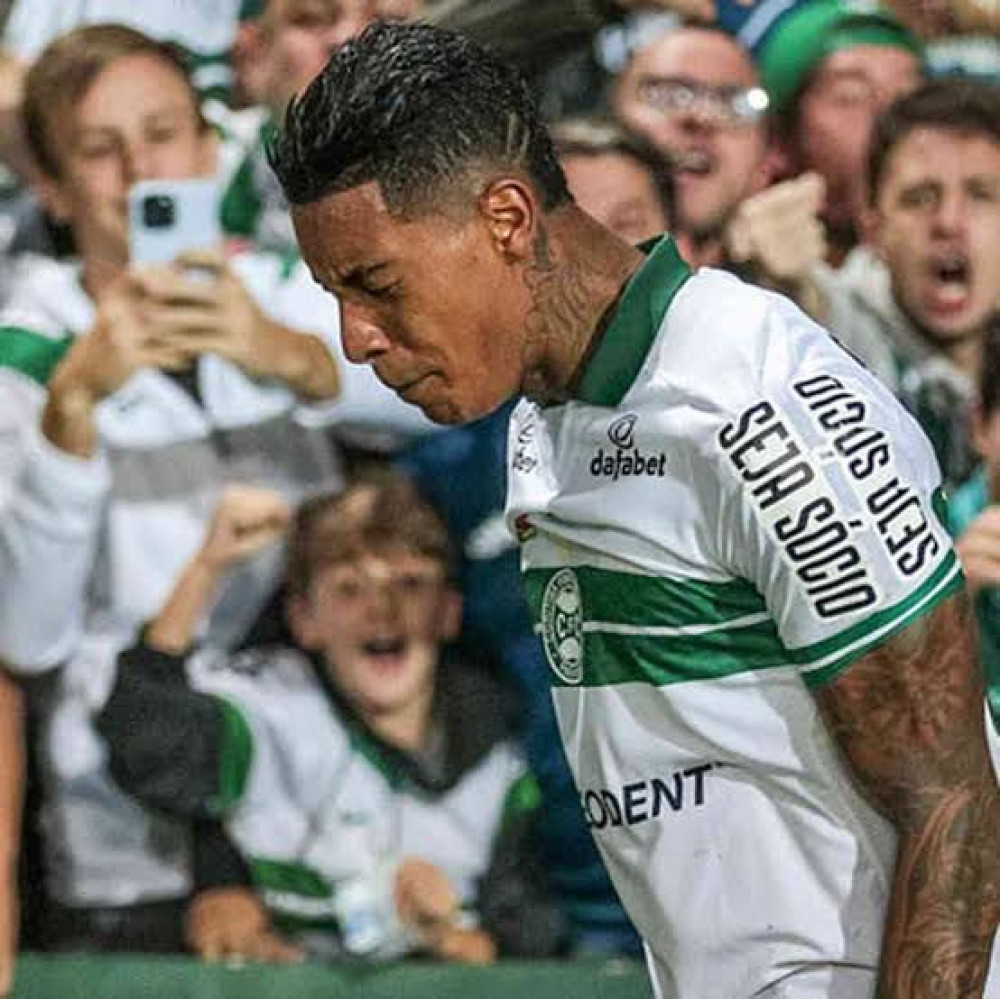 Coritiba suspende contrato de Alef Manga