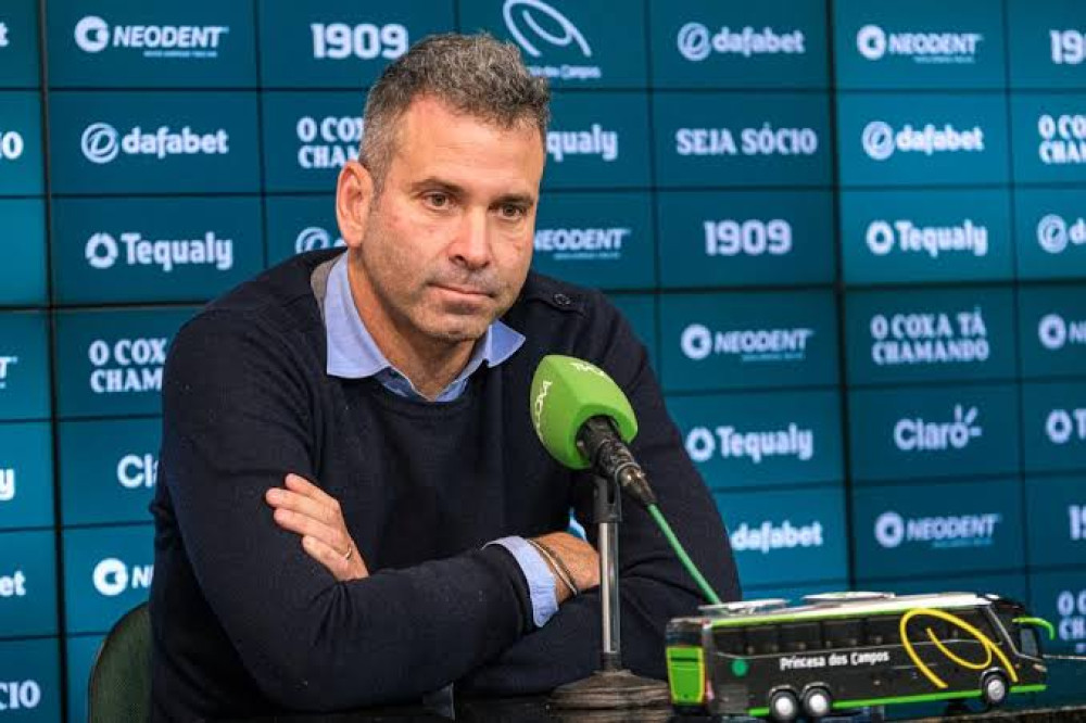 Coritiba anuncia saída de Artur Moraes
