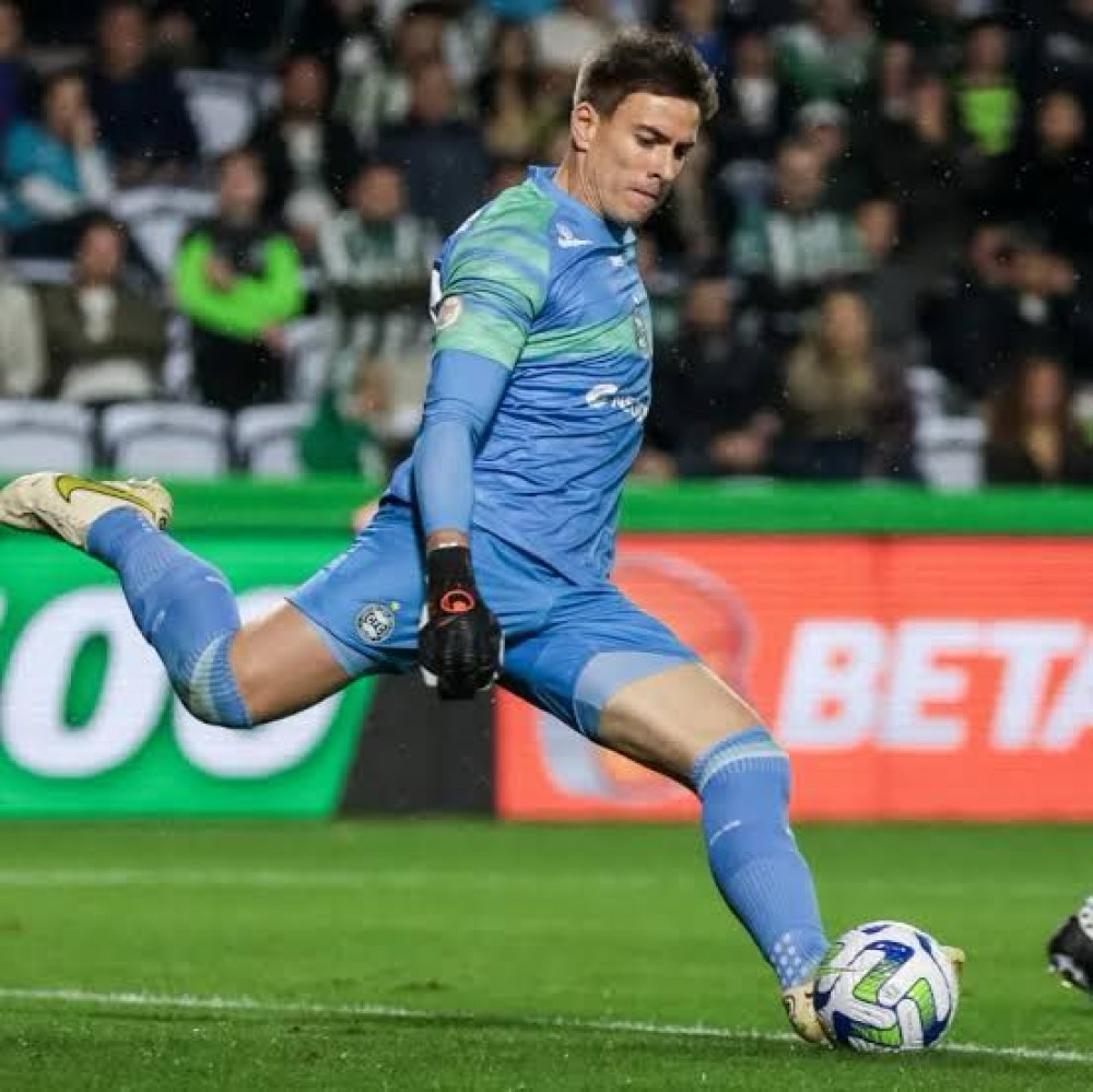 Coritiba anuncia rescisão do goleiro Luan Polli