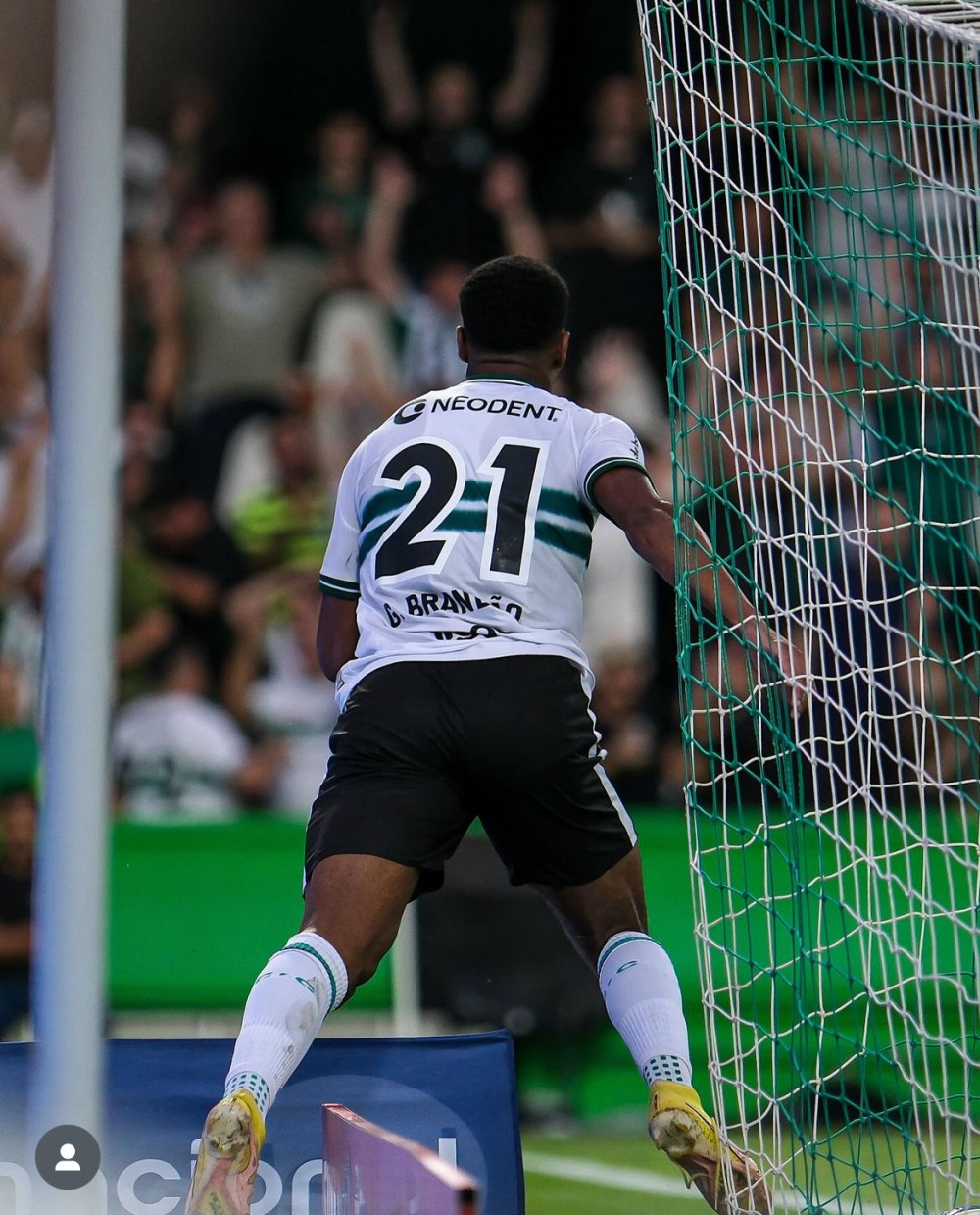 Coritiba vence o Brusque no sufoco