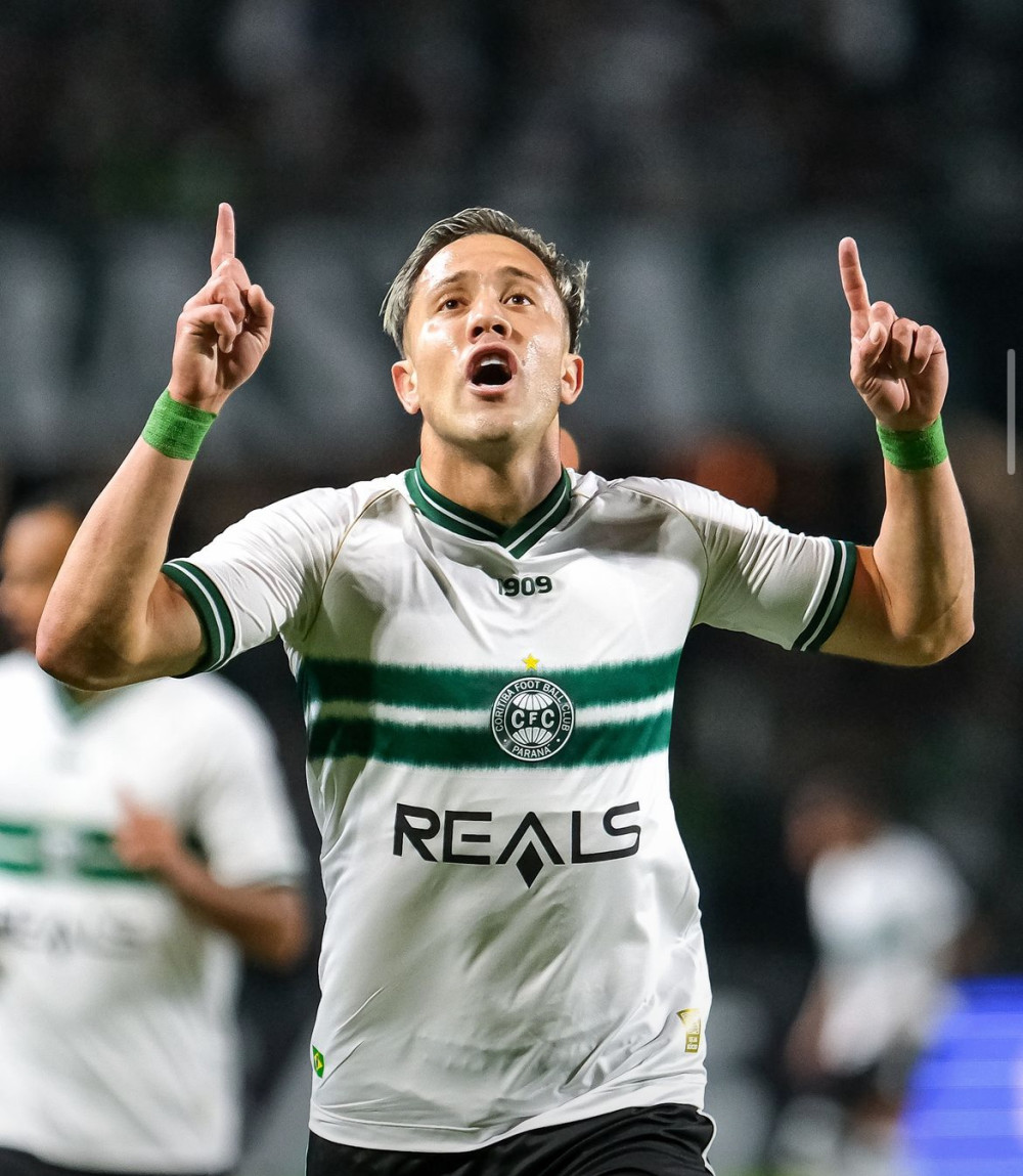 Em noite de gol antológico, Coxa vence o Ituano
