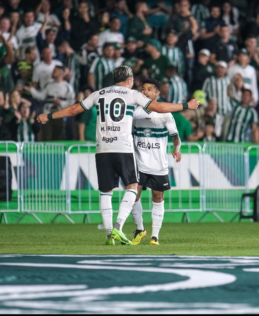 Contrato novo e bola na rede