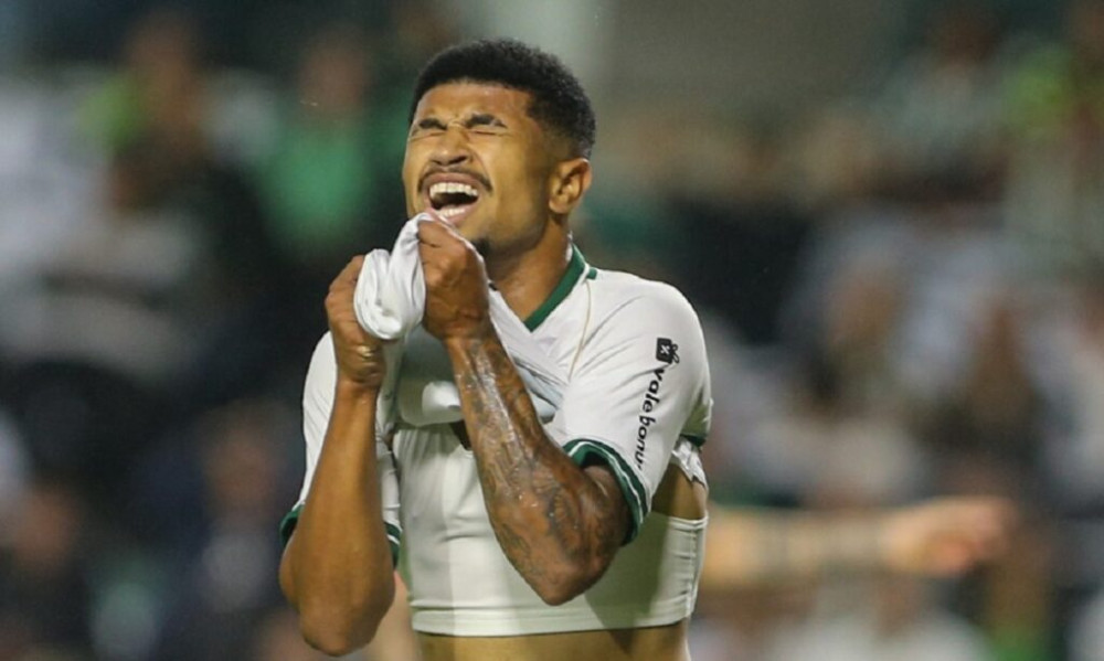 À beira da zona de rebaixamento, Coritiba recebe a Chapecoense no Couto Pereira