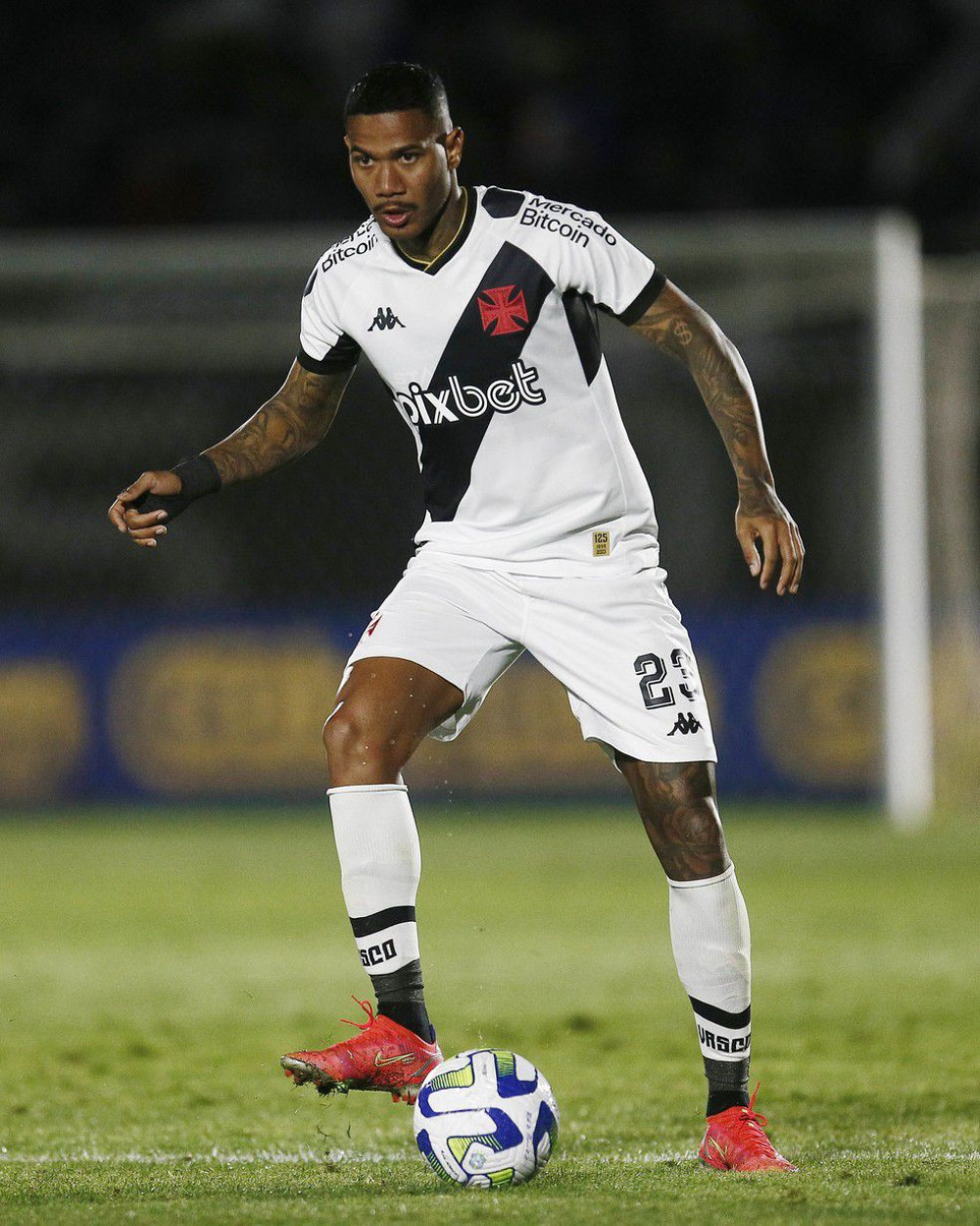 Coritiba acerta a contratação de volante do Vasco