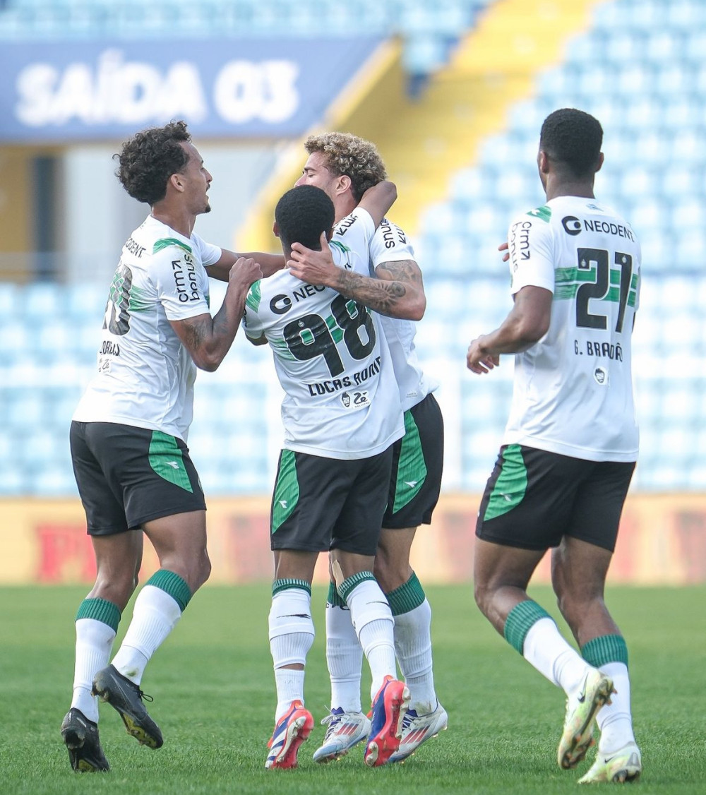 Coritiba tira o pijama e vence o Brusque