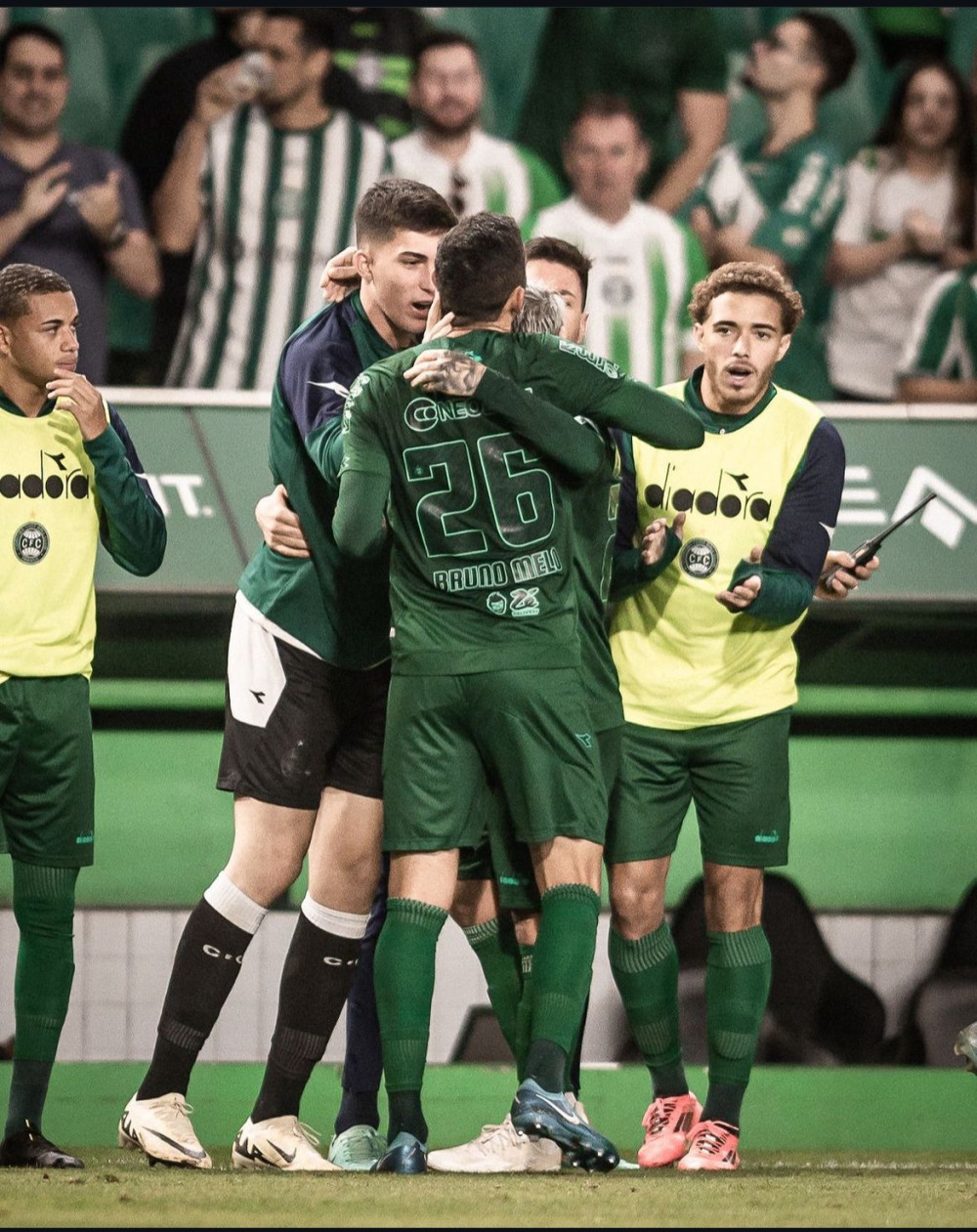 Coritiba vence o CRB no apagar das luzes
