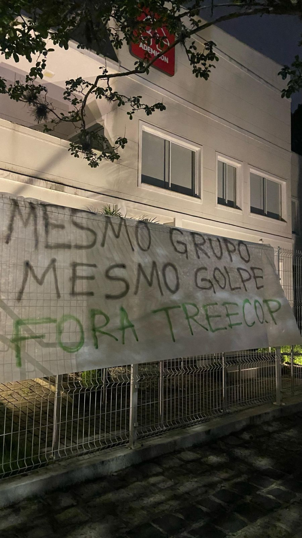 Torcida do Coritiba faz protesto em uma das empresas do grupo Treecorp