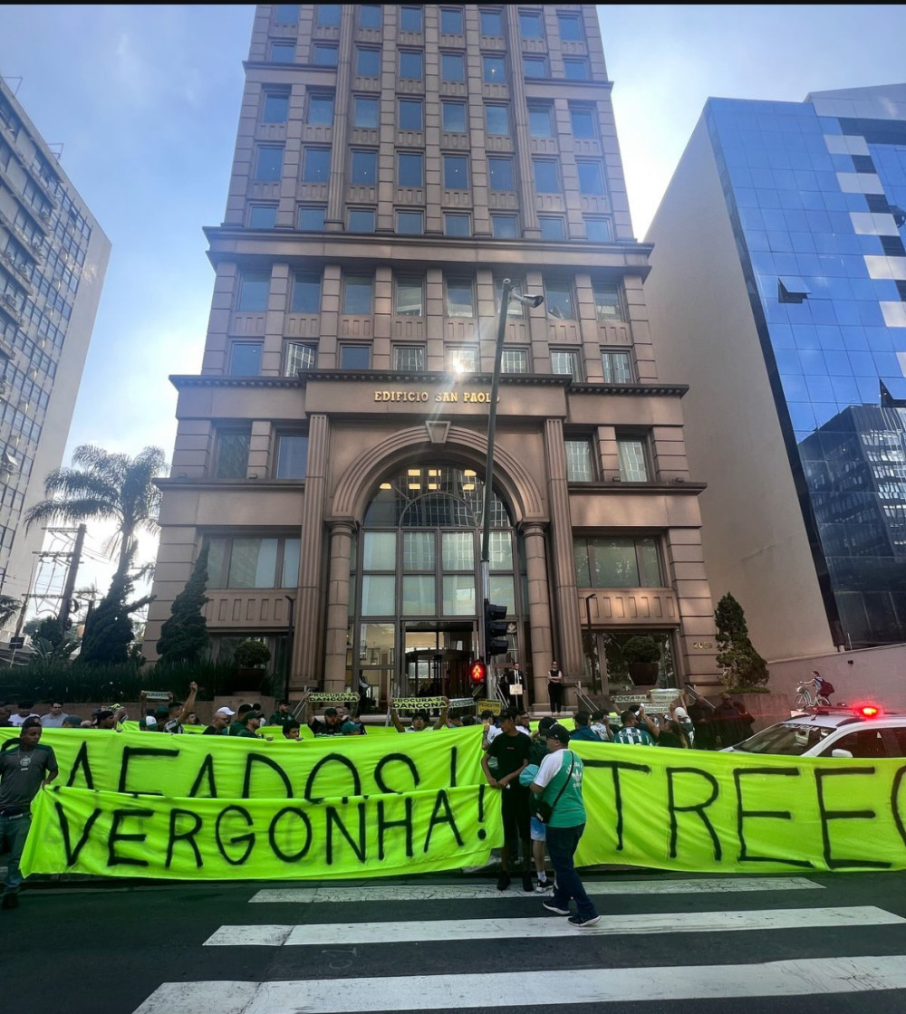 Torcida do Coritiba protesta na sede da Treecorp em São Paulo