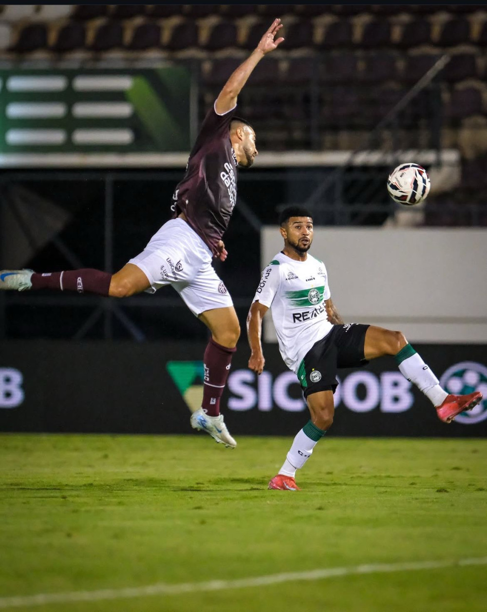 Derrota de virada e chance desperdiçada