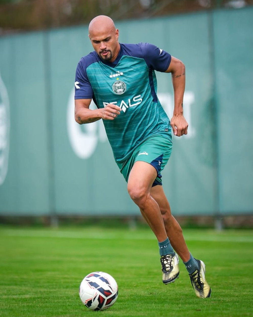 Careca e Morisco reforçam elenco, mas devem começar no banco