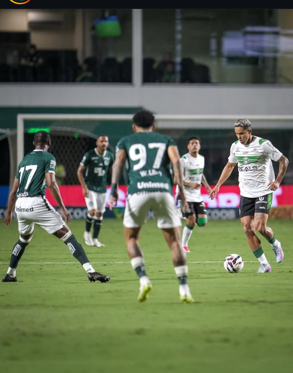 Sem força ofensiva, Coritiba perde para o Goiás