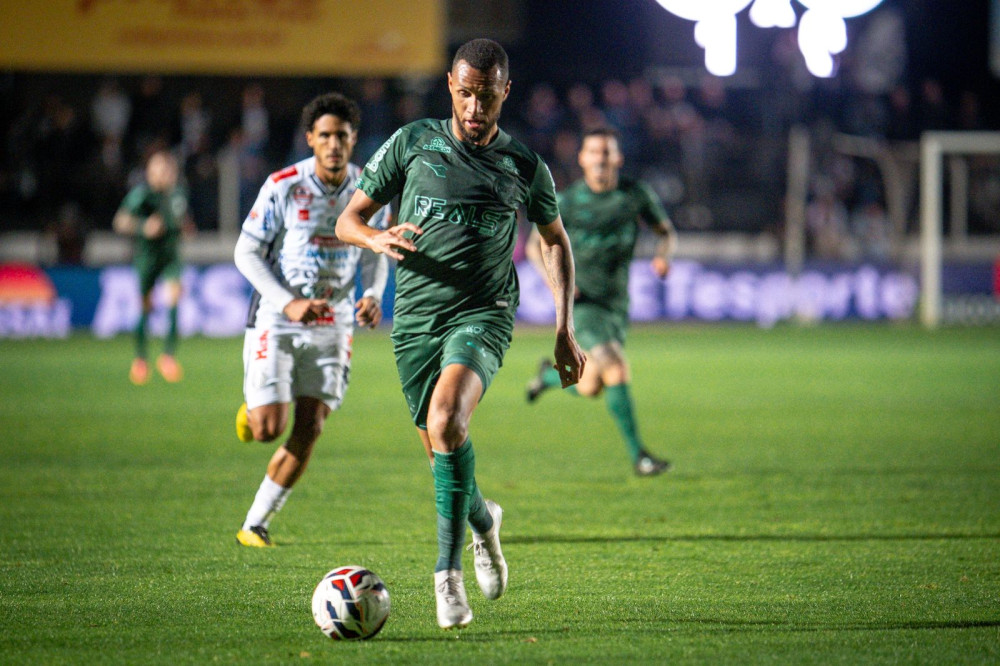 Coritiba joga mal e perde para o Operário