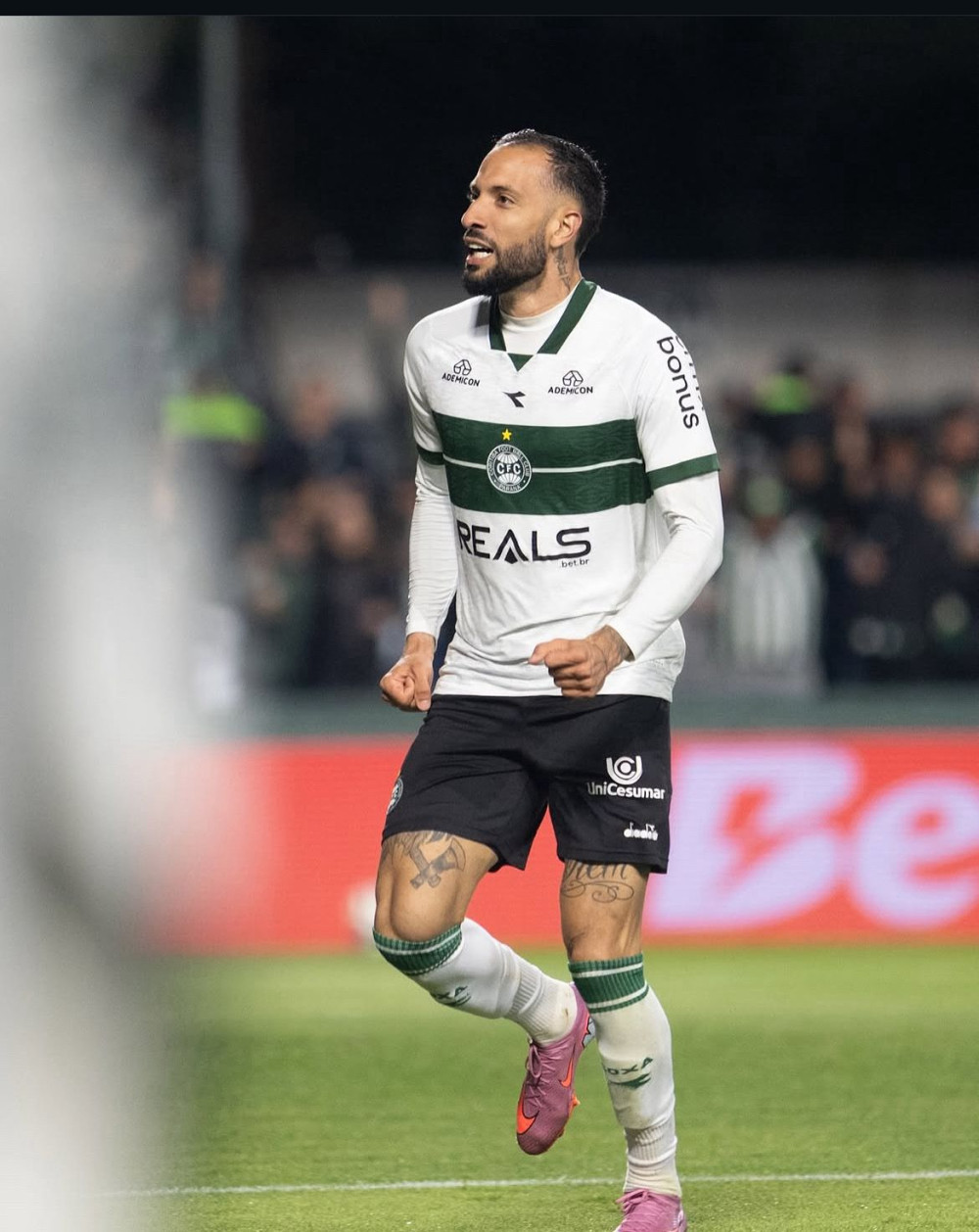 Coritiba goleia a Ferroviária e reassume a liderança da Série B
