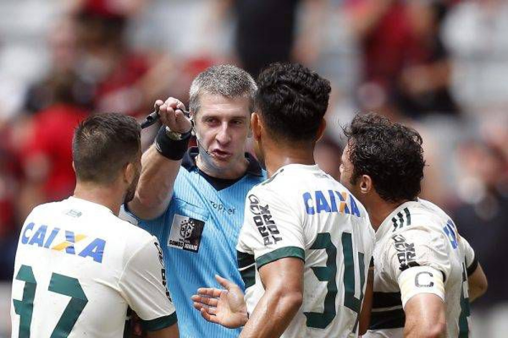 Velho conhecido apita o clássico