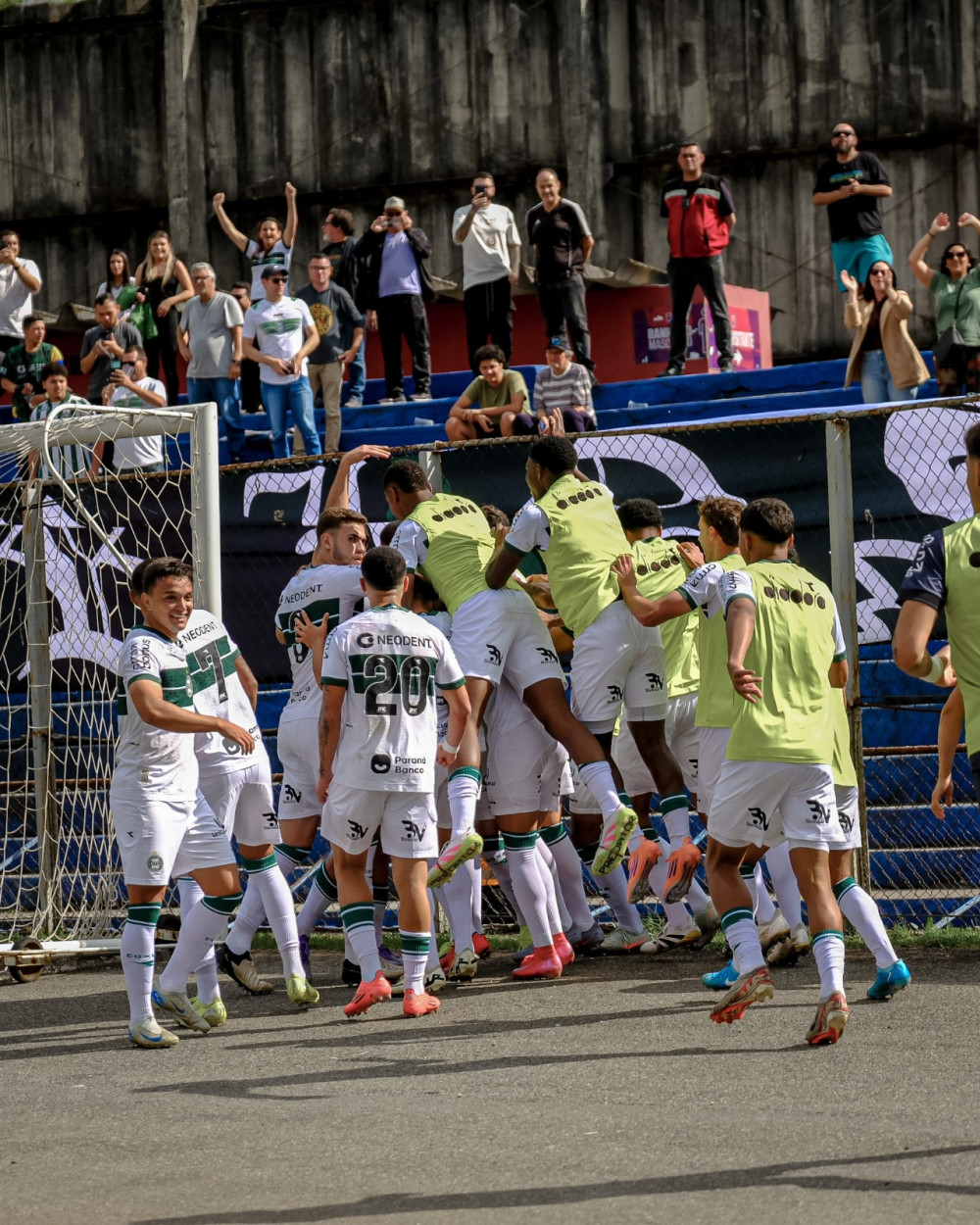 Coritiba vence o Athletico-PR e avança às semifinais da Taça FPF