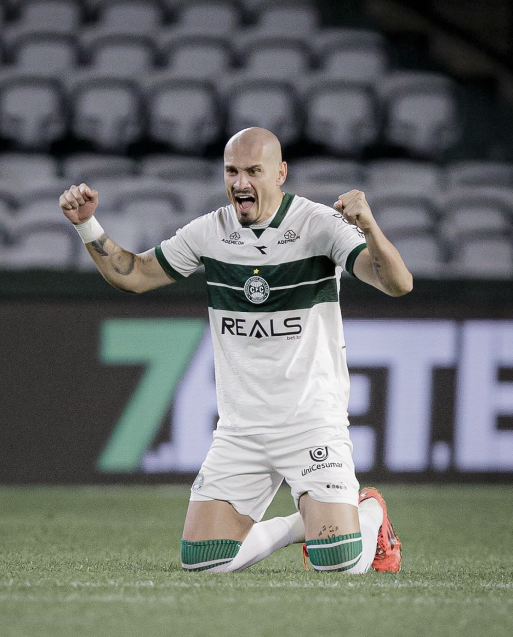 Maicon renova com o Coritiba até o final de 2026