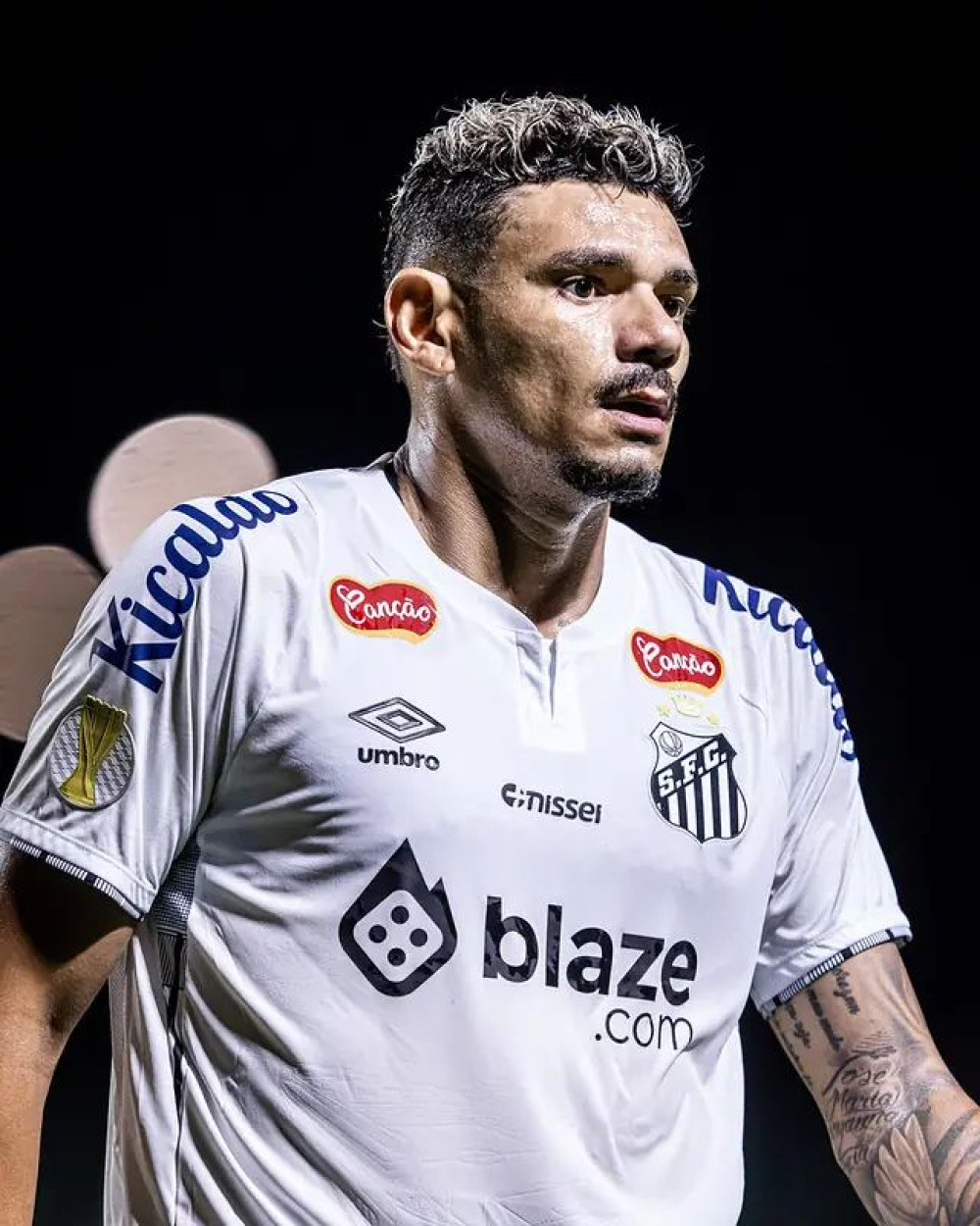 Coritiba negocia contratação de Tiquinho Soares 