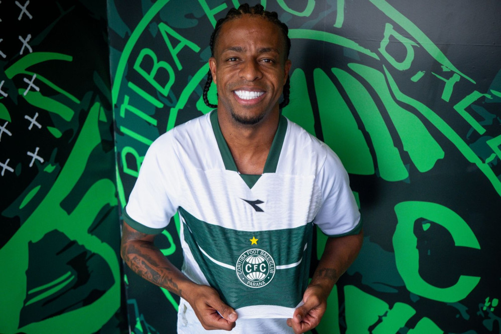 Coritiba oficializa a contratação do atacante Keno até o fim de 2026