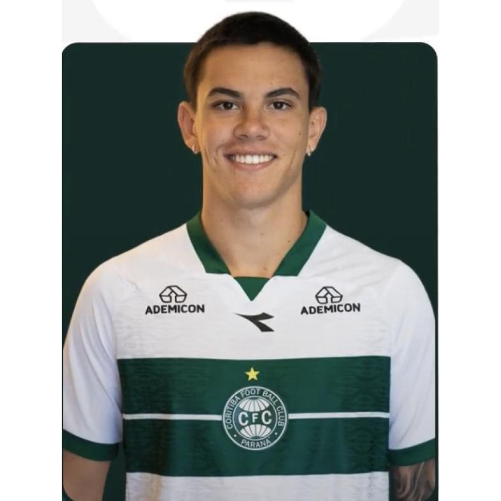 Coritiba apresenta novo lateral-direito