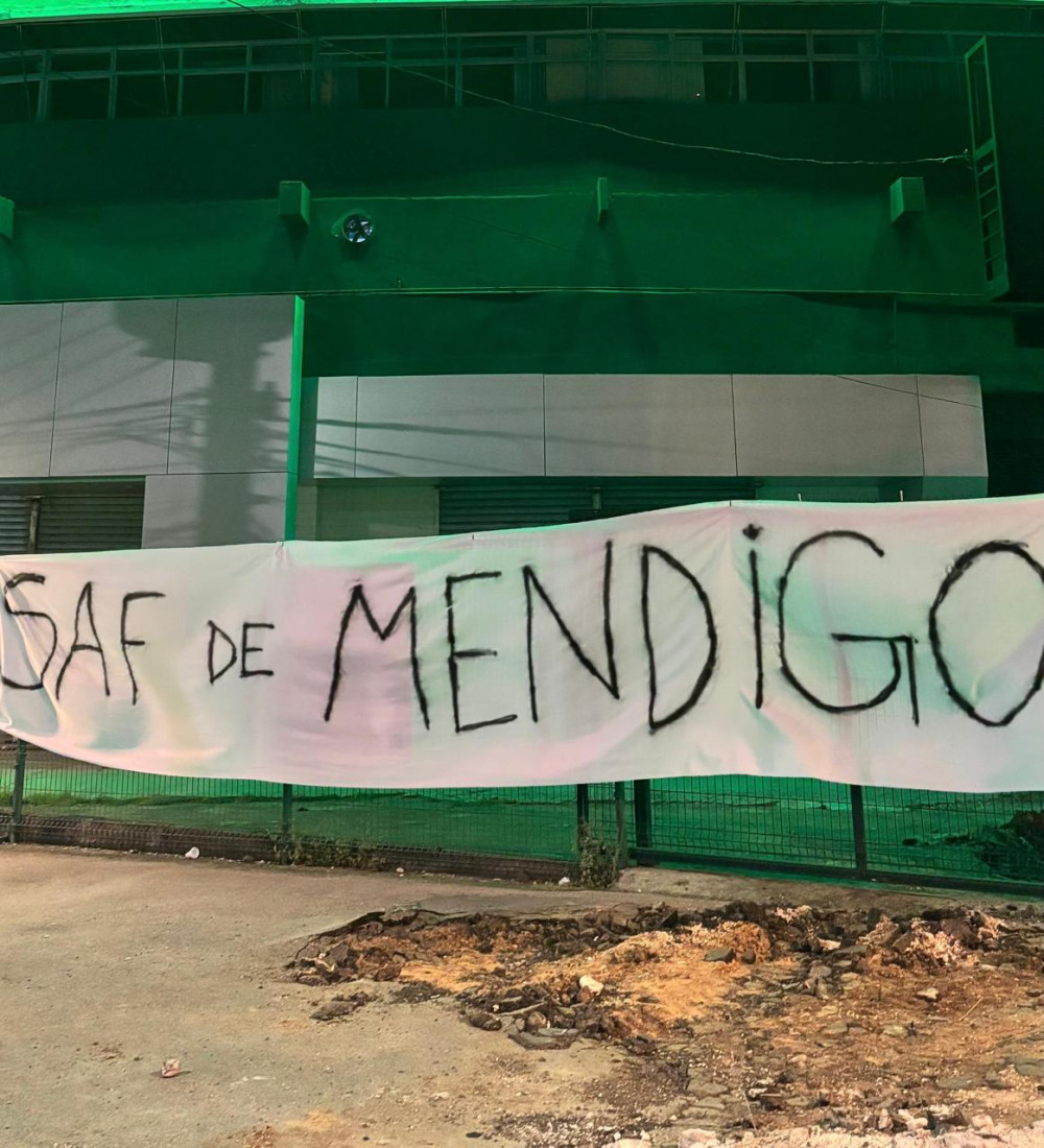 Couto Pereira amanhece com faixas de protesto