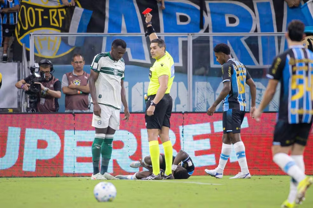 Expulsões contra o Grêmio deixam Seabra com problemas para enfrentar o Vitória