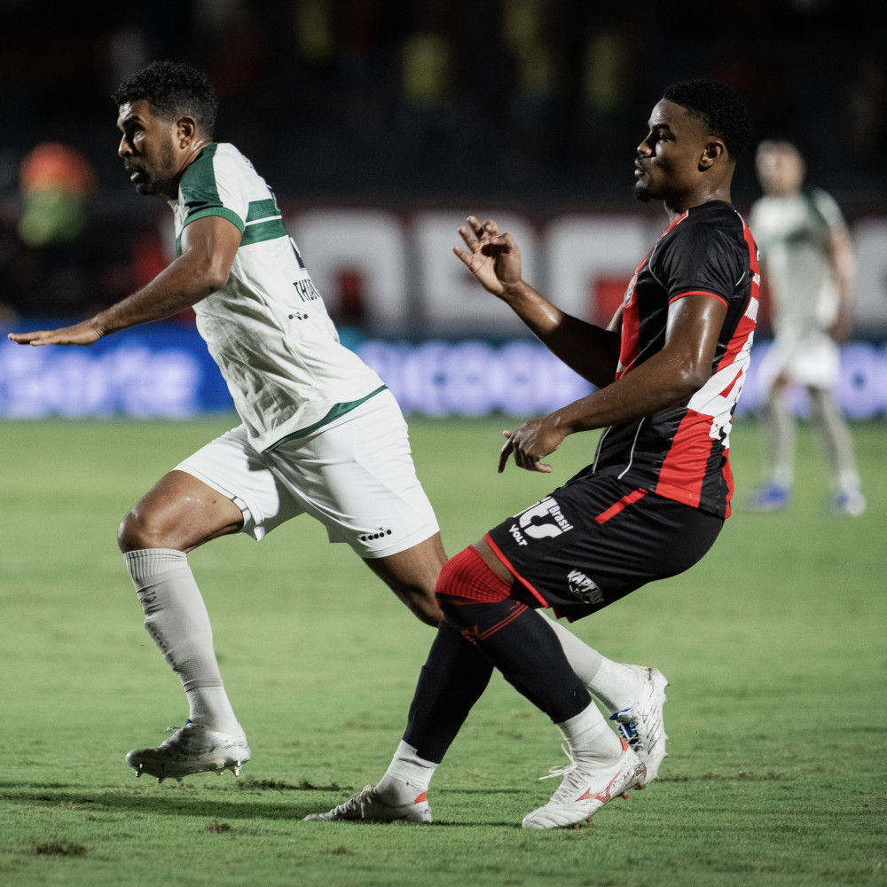 Coritiba é goleado pelo Vitória em partida desastrosa