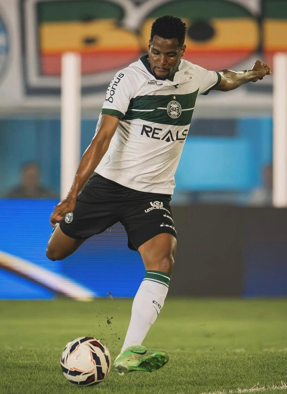 Coritiba empresta Iury Castilho para clube do Japão