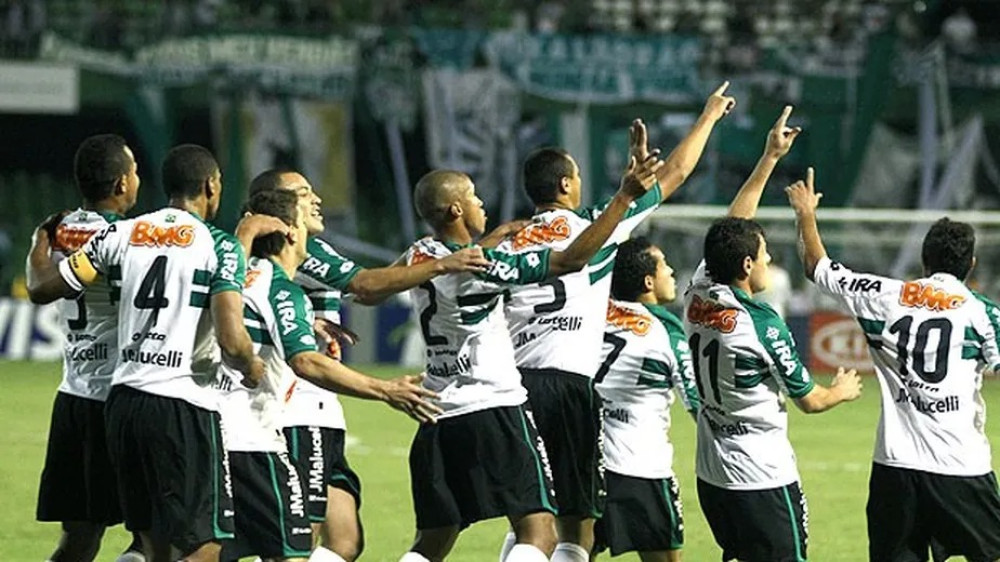 Coritiba leva vantagem sobre o Palmeiras no Couto Pereira