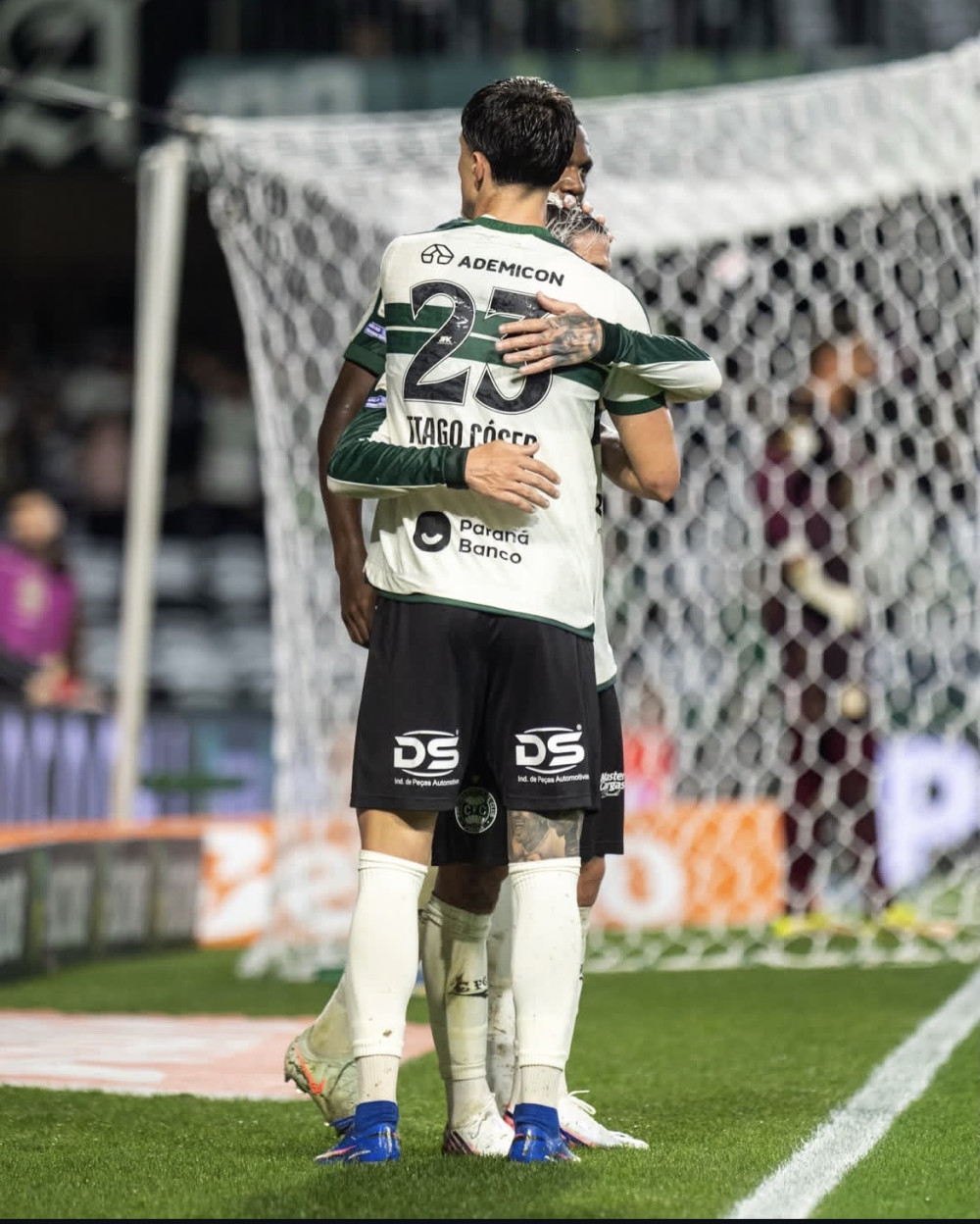 Coritiba bate a Chapecoense e volta a vencer no Couto