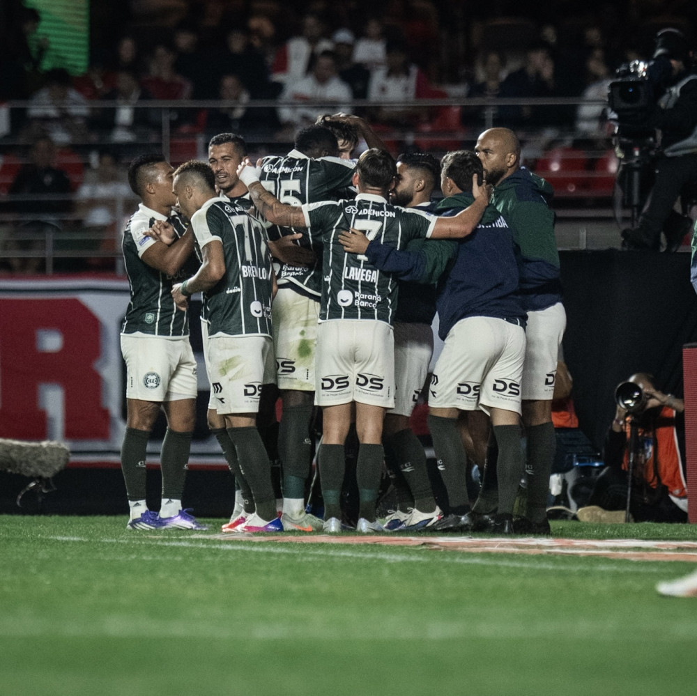 Coritiba mostra força e busca empate no Morumbis