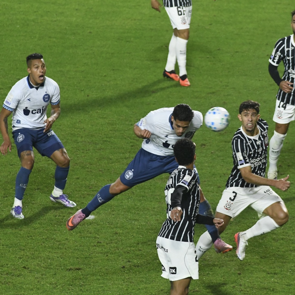 Coritiba vence o Corinthians em noite de grande festa no Couto