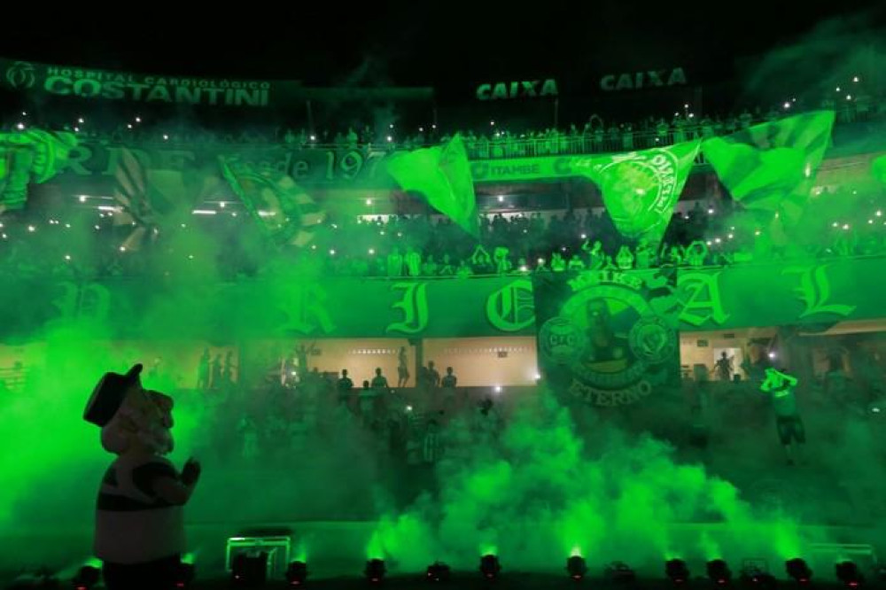 Na raça e no embalo da torcida