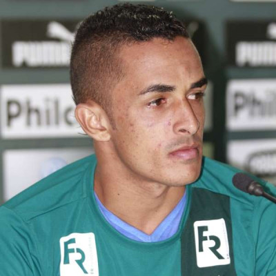 Coritiba contrata Esquerdinha e desmente L. Flávio 