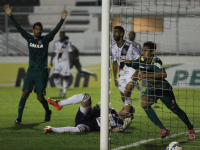 Heroi, Evandro tem estreia consagradora