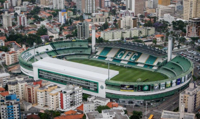 Coxa inicia manutenção do gramado do Couto