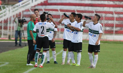 Índio faz, Coxa vence outra e segue 100%
