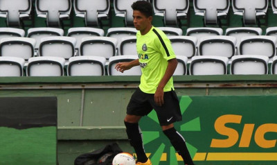 Dodô faz sua estreia no profissional