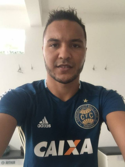 Tem novo zagueiro chegando