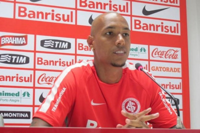 Coritiba confirma novo zagueiro