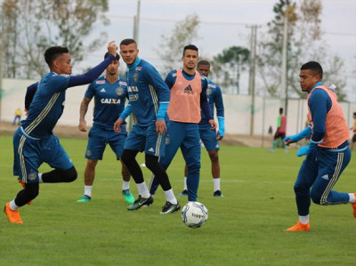 Eduardo Baptista testa opções no Coritiba