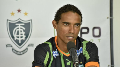 Tem zagueiro chegando no Coxa