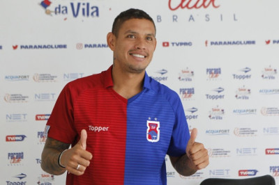 Carlos Eduardo perto do Coritiba